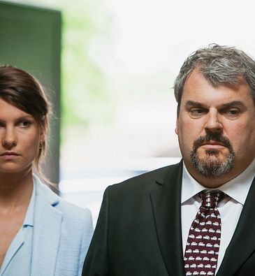 Vera Bommer als Leonie Lauener, Mike Müller als Luc Conrad.
